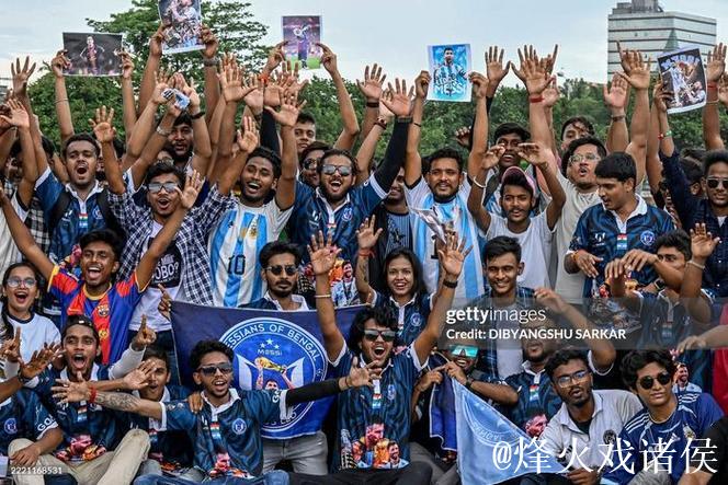 红裙印度女主持携手梅西同游绿茵场 红裙印度女主持携手梅西同游绿茵场